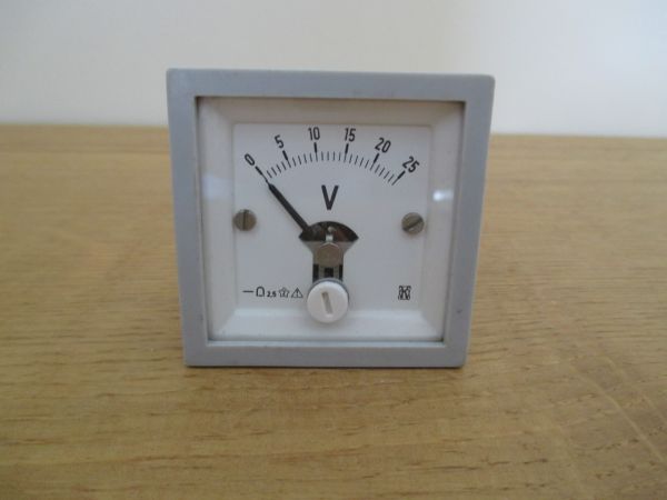 Spannungsmesser 25 V DC TGL 19472 Voltmeter Einbaumessgerät K17/477